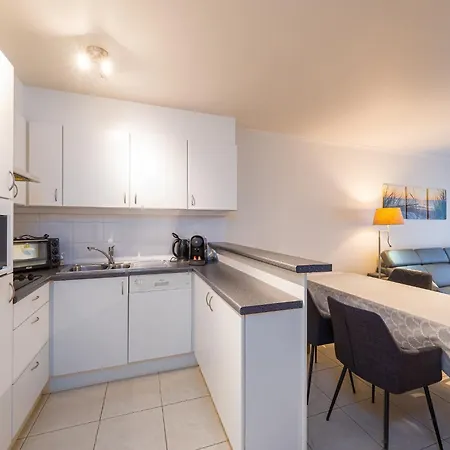 Daire Flat Near Zeedijk With Cozy Terrace, Cleaning Included Middelkerke