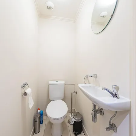Flat Near Zeedijk With Cozy Terrace, Cleaning Included *