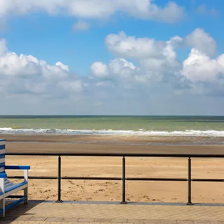 Flat Near Zeedijk With Cozy Terrace, Cleaning Included