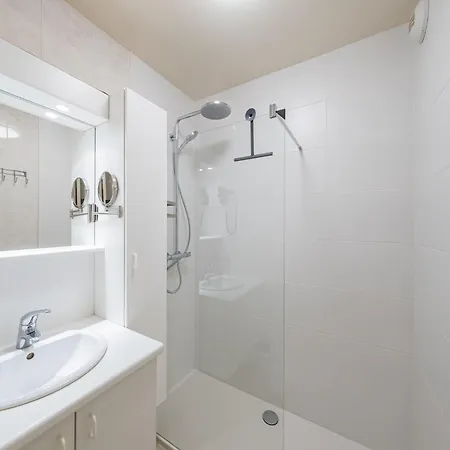 Flat Near Zeedijk With Cozy Terrace, Cleaning Included Daire